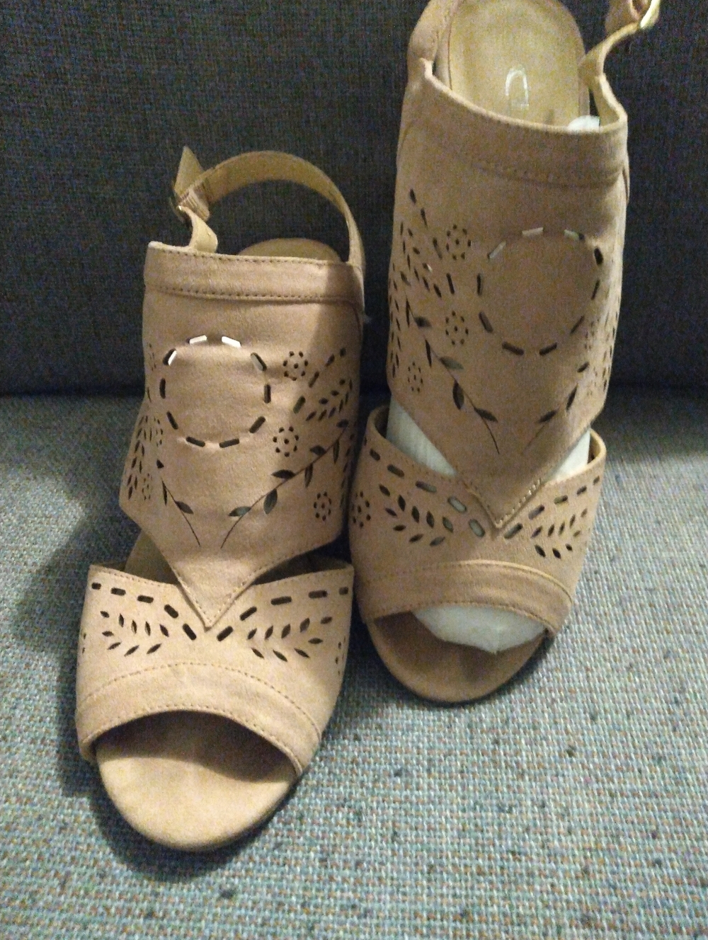 Size 9 Women's Block Heel Sandals with Ankle Strap Euc - Picture 3 of 10